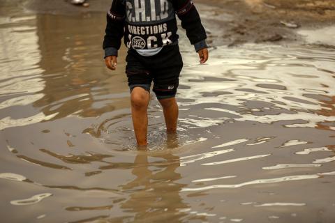 يُعاني النازحون الفلسطينيون من الفيضانات التي اجتاحت خيامهم إثر هطول أمطار غزيرة في غزة، 11 ديسمبر/كانون الأول 2025.