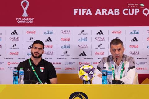 المدير الفني لمنتخب فلسطين ايهاب ابو جزر خلال المؤتمر الصحفي مع اللاعب حامد حمدان في الدوحة.jpg