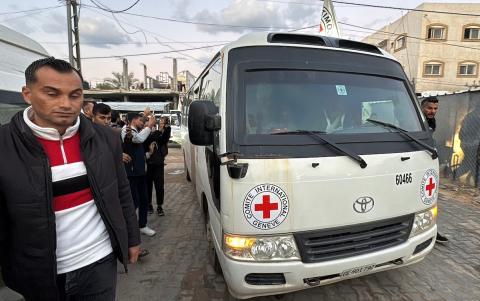 ُنقل أسرى فلسطينيون أُفرج عنهم من قبل الجيش الإسرائيلي إلى مستشفى شهداء الأقصى لإجراء فحوصات طبية، دير البلح، بتاريخ 17 ديسمبر/كانون الأول 2025. (صورة: أحمد إبراهيم/وكالة الأنباء الفلسطينية)