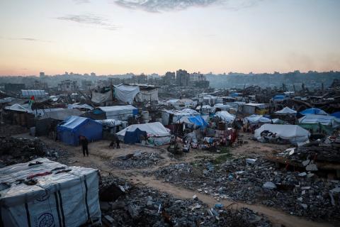 يحاول الفلسطينيون الحفاظ على حياتهم اليومية في مبانٍ مدمرة جزئيًا بعد أن غمرت الأمطار الغزيرة الخيام التي تؤوي نازحين في جباليا، شمال قطاع غزة، في 14 ديسمبر/كانون الأول 2025. صور: عمر أشتوي