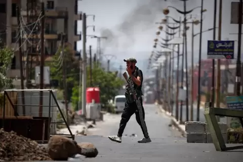 أحد عناصر الجماعات المسلحة الدرزية يقف عند نقطة تفتيش عقب الاشتباكات الطائفية التي وقعت الأسبوع الماضي في مدينة السويداء ذات الأغلبية الدرزية في سوريا، الجمعة 25 يوليو-تموز 2025 AP Photo-Omar Sanadiki.webp