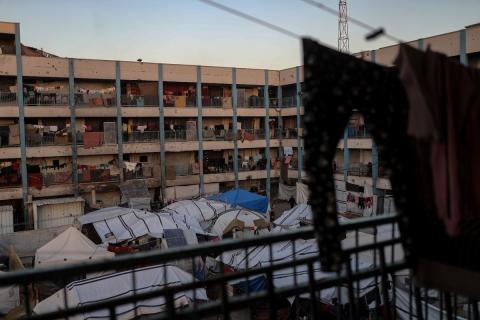 يواصل الفلسطينيون حياتهم اليومية في ظل ظروف صعبة في مدارس الأونروا بمدينة غزة في الأول من ديسمبر/كانون الأول 2025