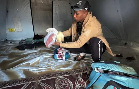 يُكافح الفلسطينيون النازحون، المقيمون في خيام مؤقتة، من أجل البقاء في ظل ظروف قاسية، حيث تجتاح الأمطار والعواصف الشديدة دير البلح، وسط قطاع غزة، في 28 ديسمبركانون الأول 2025. صورة أحمد إبراهيم(APA)