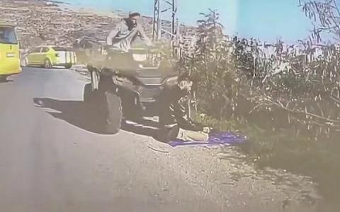 مستوطن وجندي بجيش الاحتلال يتعمد دهس فلسطيني أثناء صلاته في الشارع.jpg