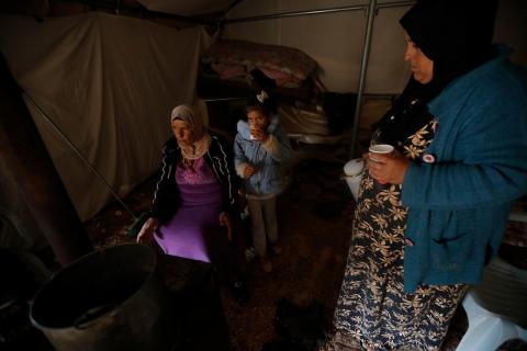 مياه الأمطار تغمر خيمة عائلة حرب التي أقامتها على أنقاض منزلهم الذي هدمه الجيش الإسرائيلي في 9 ديسمبر، في منطقة خلات الفرا، غرب يطا، جنوب الخليل، 29 ديسمبر/كانون الأول 2025. تصوير: مأمون وزواز