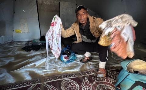يُكافح الفلسطينيون النازحون، المقيمون في خيام مؤقتة، من أجل البقاء في ظل ظروف قاسية، حيث تجتاح الأمطار والعواصف الشديدة دير البلح، وسط قطاع غزة، في 28 ديسمبر/كانون الأول 2025. صورة أحمد إبراهيم(APA)