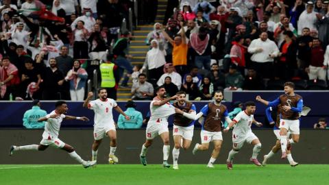 لاعبو المنتخب الأردني يحتلفون بالهدف الأول من مباراتهم أمام السعودية في نصف نهائي بطولة كأس العرب في قطر. 15/12/2025. (رويترز)