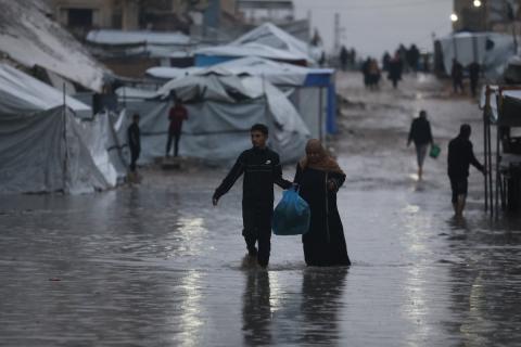 النازحون يواجهون برداً قارساً في مخيمات غزة، 15 ديسمبر/كانون الأول 2025.تصوير: عمر أشتوي