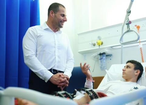 رئيس وزراء مالطا يعود طفلا جريحا من غزة.jpg