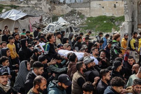 ودّع مواطنون فلسطينيون جثمان محمد بكر (35 عامًا)، وهو صياد، بعد استشهاده بنيران البحرية الإسرائيلية التي استهدفت قوارب صيد قبالة سواحل مدينة غزة، في 30 ديسمبر/كانون الأول 2025. صورة: عمر أشتوي
