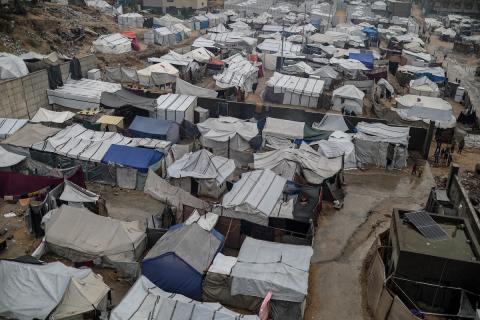 صورة عامة لمخيم يضم نازحين فلسطينيين في مدينة غزة يوم ممطر، 11 ديسمبر/كانون الأول 2025.