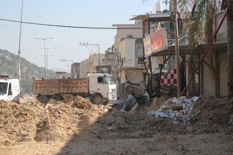 فلسطينيون يحملون أمتعتهم بعد إجبارهم على مغادرة منازلهم على يد القوات الإسرائيلية خلال مداهمة مخيم نور شمس للاجئين في طولكرم، بالضفة الغربية المحتلة، في 17 ديسمبركانون الأول 2025. صورة محمد ناصر
