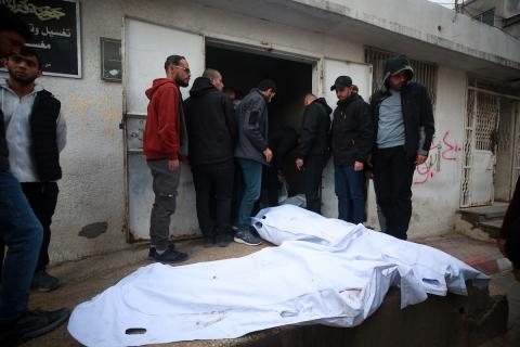 وصول عدد من الجثامين إلى مستشفى الشفاء في غزة عقب غارة جوية إسرائيلية استهدفت سيارة غرب مدينة غزة، في 13 ديسمبر/كانون الأول 2025.صور: عمر أشتوي