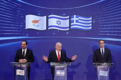 رئيس الوزراء الإسرائيلي بنيامين نتنياهو خلال مؤتمر صحافي مع رئيس الوزراء اليوناني كيرياكوس ميتسوتاكيس والرئيس القبرصي نيكوس كريستودوليدسفي القدس (إ.ب.أ).webp