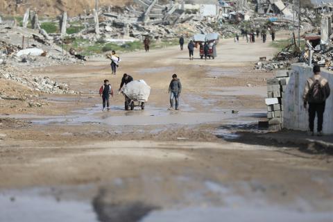 فتح الجيش الإسرائيلي مجرى وادي غزة، مما أدى إلى ارتفاع منسوب المياه إلى مستوى الجسر. وقد فاقم هذا الوضع معاناة العائلات النازحة التي كانت تقيم في خيام بالمنطقة بعد أن فاض الوادي وجرف خيامها، 29 ديسمبر/كانون الأول 2025. صورة: رمزي أبو عامر