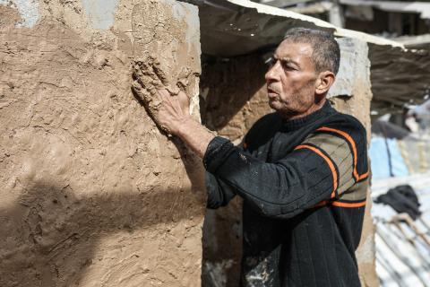 الفلسطيني أحمد المبحوح، مريض سرطان، يبني منزلاً طينياً بيديه في مخيم البريج للاجئين وسط قطاع غزة، 15 ديسمبر/كانون الأول 2025. عدسة: رمزي أبو عامر