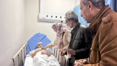 صورة لمريم خلال تلقي الرعاية عقب عملية جراحية في المخ بالأردن (إكس).webp