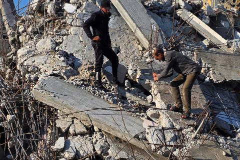 الفلسطيني هشام أبو عييه، 50 عامًا، يبني مأوى مؤقتًا لعائلته المكونة من ثمانية أفراد باستخدام قضبان حديدية استخرجها من أنقاض منزله الذي دُمر في هجمات إسرائيلية بمنطقة بطن السمين في خان يونس