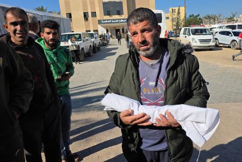 توفي الرضيع الفلسطيني سعيد عابدين، البالغ من العمر شهراً واحداً، نتيجة البرد القارس في خان يونس، جنوب قطاع غزة، ليرتفع بذلك عدد ضحايا العاصفة إلى 13. صور : طارق محمد/ (APA)