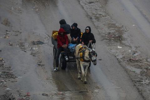 يُعاني الفلسطينيون من الفيضانات التي أعقبت هطول أمطار غزيرة على مدينة غزة، غزة، في 11 ديسمبر/كانون الأول 2025