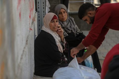 فلسطينيون ينعون ويحملون جثامين عدد من القتلى في غارة إسرائيلية على بيت لاهيا، بينهم أحد عناصر الدفاع المدني، خلال جنازة في مستشفى الشفاء بمدينة غزة