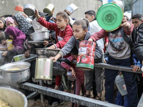 يصطفّ  فلسطينيون لتلقّي الطعام من مطبخ خيري في تجمع للنازحين بمخيم النصيرات للاجئين، وسط قطاع غزة. ١٧ ديسمبر/كانون الأول ٢٠٢٥. تصوير: رمزي أبو عامر / (apa)