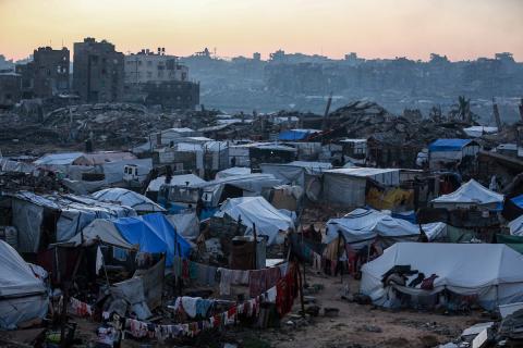 يحاول الفلسطينيون الحفاظ على حياتهم اليومية في مبانٍ مدمرة جزئيًا بعد أن غمرت الأمطار الغزيرة الخيام التي تؤوي نازحين في جباليا، شمال قطاع غزة، في 14 ديسمبر/كانون الأول 2025. صور: عمر أشتوي