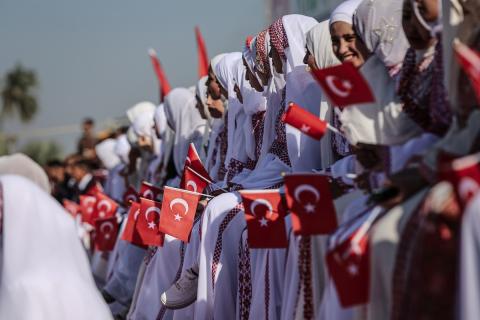 حفل زفاف جماعي لنحو 200 عريس وعروس، تحت عنوان "نحب الحياة رغم الإبادة الجماعية"، نظمته مؤسسة "الرباط" التركية في منطقة الزوايدة، وسط قطاع غزة، 18ديسمبر/كانون الأول 2025.  تصوير: عمر أشتوي