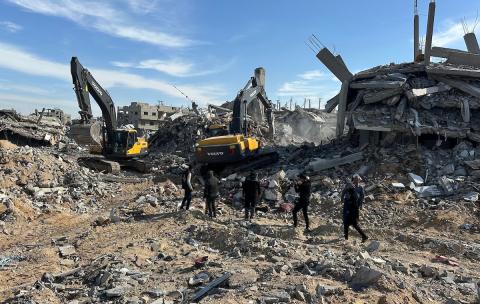 مسلحون من الجهاد الإسلامي وحماس يبحثون عن رفات رهائن إسرائيليين متوفين في بيت لاهيا، شمال قطاع غزة، الأربعاء 3 ديسمبر/كانون الأول 2025