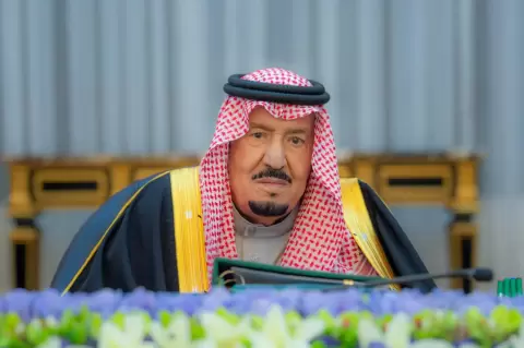 خادم الحرمين الشريفين الملك سلمان بن عبد العزيز خلال ترؤسه جلسة مجلس الوزراء في الرياض (واس).webp