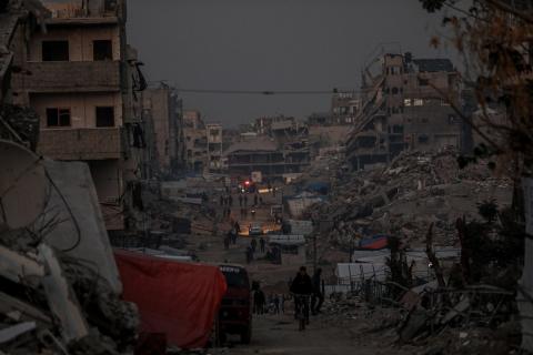 يعيش الفلسطينيون حياتهم اليومية ليلاً في خيام نصبت فوق أنقاض المباني المدمرة في حي الشيخ رضوان وسط مدينة غزة، 5 ديسمبر/كانون الأول 2025.تصوير: عمر أشتوي