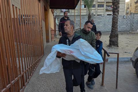 ينعى الفلسطينيون الطفلة شهد البيوك، البالغة من العمر ثلاث سنوات، في مستشفى ناصر بخان يونس، بتاريخ 7 ديسمبر/كانون الأول 2025. قُتلت شهد برصاص قوات الاحتلال الإسرائيلي في منطقة رفح جنوب غزة