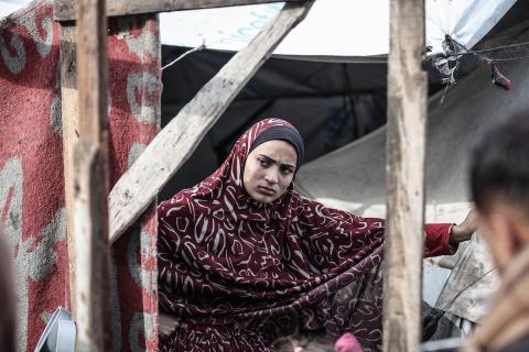 أحمد أبو ليلى أب لخمسة أطفال أصيب في الحرب يحاول إصلاح خيمته بعد أن تضررت جراء الأمطار الغزيرة والرياح العاتية التي اجتاحت مخيم النصيرات وسط قطاع غزة، 28 ديسمبر/كانون الأول 2025.تصوير: معز صالحي