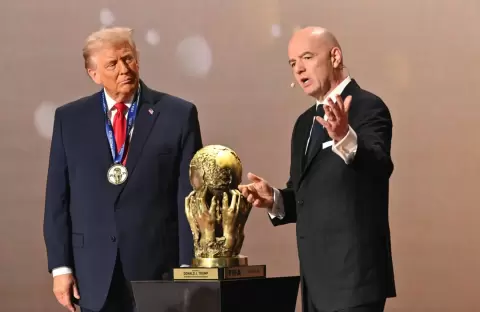 إنفانتينو يمنح جائزة السلام المقدمة من فيفا للرئيس الأميركي دونالد ترمب خلال حفل قرعة كأس العالم 2026 (رويترز).webp