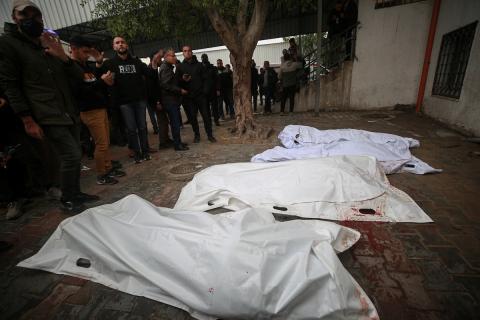 وصول عدد من الجثامين إلى مستشفى الشفاء في غزة عقب غارة جوية إسرائيلية استهدفت سيارة غرب مدينة غزة، في 13 ديسمبر/كانون الأول 2025.صور: عمر أشتوي