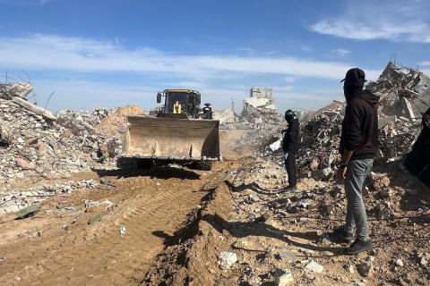 مسلحون من الجهاد الإسلامي وحماس يبحثون عن رفات رهائن إسرائيليين متوفين في بيت لاهيا، شمال قطاع غزة، الأربعاء 3 ديسمبر/كانون الأول 2025