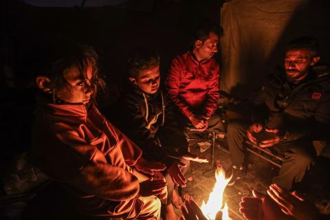 عائلات نازحة تتجمع حول النار للتدفئة في مدينة غزة في ظل الأجواء الباردة، 30 ديسمبر/كانون الأول 2025. تصوير: عمر أشتوي