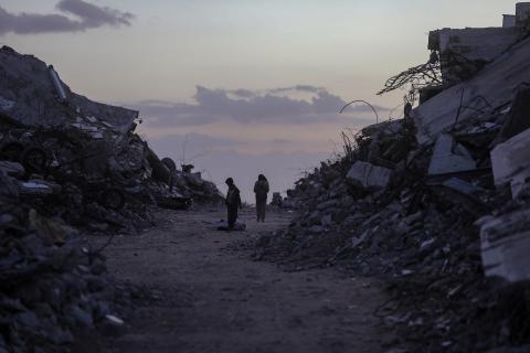يواصل الفلسطينيون النازحون حياتهم اليومية في ظل ظروف صعبة داخل خيام النزوح المنتشرة وسط الدمار في حي الزيتون، جنوب شرق مدينة غزة، في 9 ديسمبر/كانون الأول 2025. تصوير: عمر أشتوي