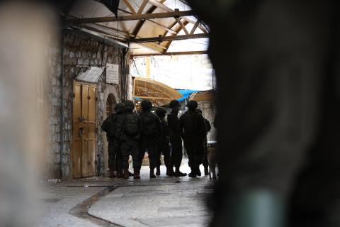جولة استفزازية للمستوطنين بحماية قوات جيش الاحتلال الإسرائيلي في مدينة الخليل، جنوب الضفة الغربية ، 10 يناير/كانون الثاني 2026. تصوير مأمون وزواز