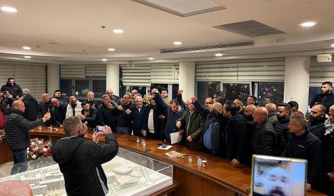 قادة الأحزاب العربية إلى جانبهم المشاركون في الاجتماع بلدية سخنين (عرب 48).jpg