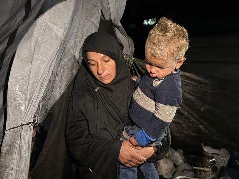 يُكافح الفلسطينيون النازحون، الذين يعيشون في خيام مؤقتة، من أجل البقاء في ظل ظروف قاسية ومعاناة متفاقمة، حيث اقتلعت الأمطار الغزيرة والعواصف العديد من خيامهم وأغرقتها في مدينة خان يونس جنوب قطاع غزة. 9 يناير/كانون الثاني 2026. صورة: محمد سلامة