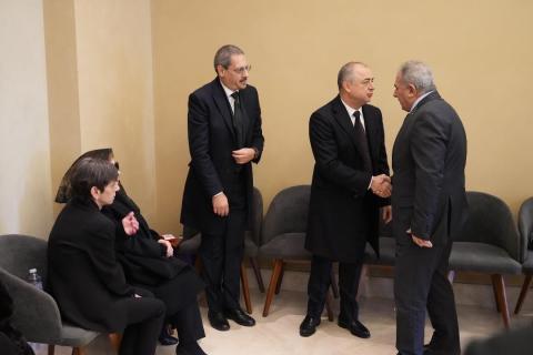 سفير فلسطين لدى لبنان يعزّي الفنانة فيروز بوفاة نجلها.jpg