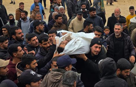 ودّع فلسطينيون فراس أحمد أبو شنب وأحمد حسام نعيم، اللذين استشهدا بنيران الجيش الإسرائيلي في خان يونس، جنوب قطاع غزة. 2 يناير/كانون الثاني 2026. صورة: طارق محمد