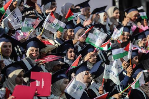 وزارة الصحة حفل تخرج لـ 230 طالبًا وطالبةً في كلية الطب بمجمع الشفاء الطبي (مستشفى الشفاء) الذي تضرر بشدة جراء الهجمات العسكرية الإسرائيلية على مدينة غزة، 3 يناير/كانون الثاني 2026. صورة: عمر أشتوي