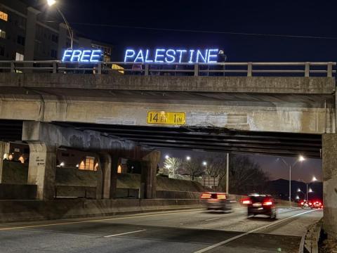 لافتة مضيئة كُتب عليها  Free Palestine  فوق أحد الجسور الرئيسية في  مدينة آشفيل بولاية كارولاينا الشمالية، للتضامن مع الشعب الفلسطيني.jpg