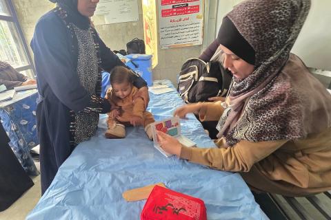 حملة تطعيم تكميلية للأطفال بمستشفى ناصر في خان يونس جنوب قطاع غزة وسط تدهور حاد في الأوضاع الصحية والمعيشية في مخيمات النازحين ومخاوف من تفشي الأمراض 18 يناير/كانون الثاني 2026. تصوير: طارق محمد