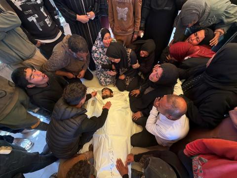 فلسطينيون يودعون جثمان أحمد بربخ، 32 عاماً، في مجمع ناصر الطبي بخان يونس، بعد أن استشهد برصاص القوات الإسرائيلية في وسط خان يونس، جنوب قطاع غزة. 29 يناير/كانون الثاني 2026. تصوير: محمد سلامة / (APA Images)