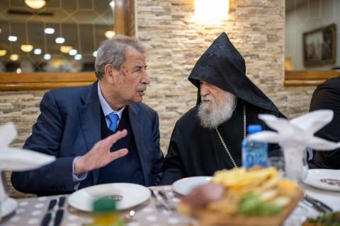 خوري يشارك في الاحتفال بعيد الميلاد المجيد حسب الكنيسة الأرمنية 2.jpg