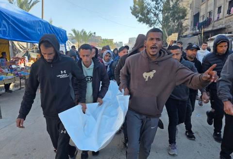 وداع جثمان المواطنة صباح أبو جامع  62 عامًا في خان يونس، جنوب قطاع غزة، في 16 يناير/كانون الثاني 2026. (صورة: طارق محمد)