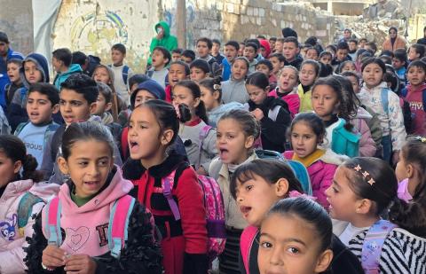 يتلقى الأطفال تعليمهم في أحد المراكز التعليمية بمدينة خان يونس جنوب قطاع غزة وسط مخاوف مستمرة من الغارات الإسرائيلية، نظرًا لموقعها القريب من